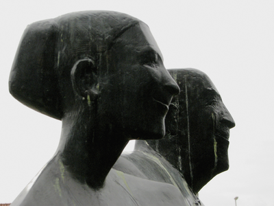 905658 Detail van het bronzen beeldhouwwerk 'Twee handen' of 'Het zwangere paar', van Guus Hellegers (1937-2019), in ...